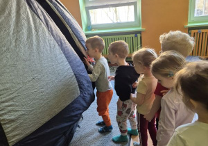 Dzieci wchodzą do namiotu, w którym znajduje się Kino Sferyczne