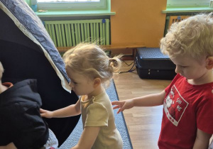 Dzieci wchodzą do namiotu, w którym znajduje się Kino Sferyczne