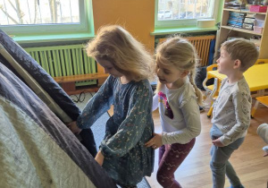 Dzieci wchodzą do namiotu, w którym znajduje się Kino Sferyczne