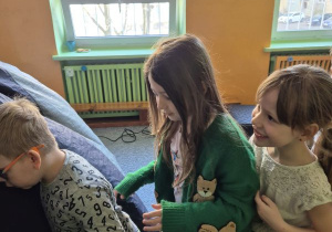 Dzieci wchodzą do namiotu, w którym znajduje się Kino Sferyczne