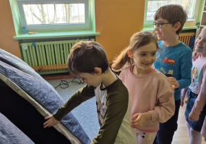 Dzieci wchodzą do namiotu, w którym znajduje się Kino Sferyczne