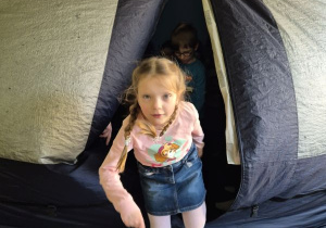 Dziewczynka wychodzi z namiotu, w którym znajduje się Kino Sferyczne