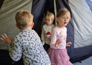 Dzieci wychodzą z namiotu, w którym znajduje się Kino Sferyczne