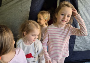 Dzieci wychodzą z namiotu, w którym znajduje się Kino Sferyczne