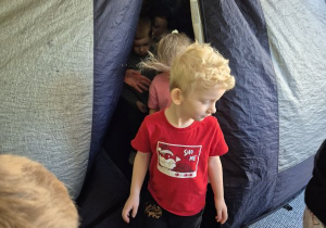 Dzieci wychodzą z namiotu, w którym znajduje się Kino Sferyczne