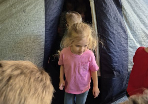 Dzieci wychodzą z namiotu, w którym znajduje się Kino Sferyczne