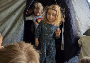 Dzieci wychodzą z namiotu, w którym znajduje się Kino Sferyczne