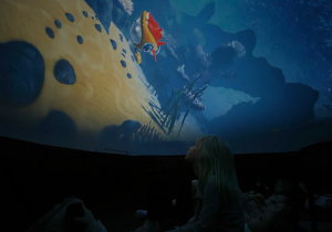 Dzieci podczas projekcji filmu