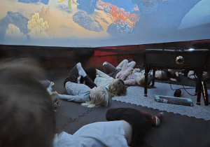 Dzieci podczas projekcji filmu