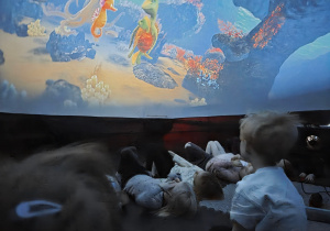 Dzieci podczas projekcji filmu