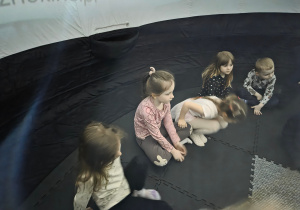 Dzieci siedzą w namiocie i rozmawiają na temat obejrzanego filmu