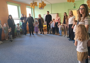 Dzieci z rodzicami w czasie powitania