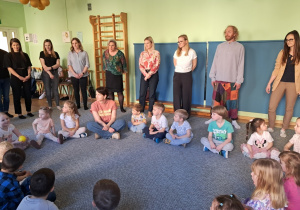 Dzieci i rodzice ustawieni w kołach