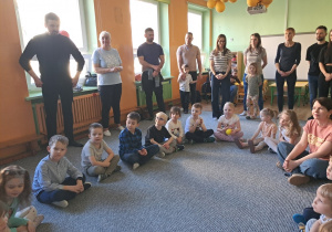 Dzieci i rodzice ustawieni w kołach