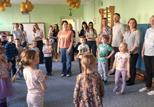 Dzieci i rodzice w czasie zabawy tanecznej