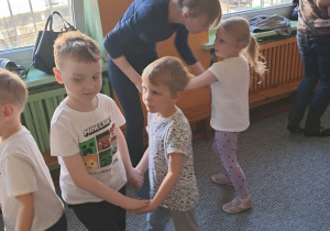 Chłopcy oraz dziewczynka z mamą podczas wspólnego tańca