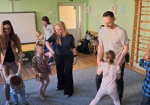 Rodzice i dzieci podczas wspólnego tańca