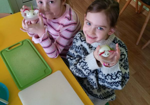 Dziewczynki prezentują wykonane przez siebie myszki z jajek