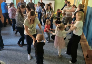 Rodzice tańczą z dziećmi