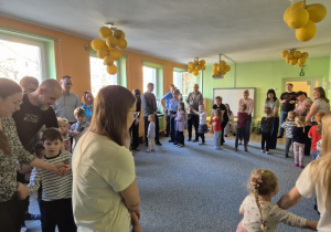 Rodzice i dzieci tańczą w parach