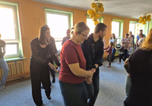 Rodzice i dzieci tańczą w parach