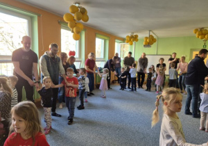 Rodzice i dzieci tańczą w parach