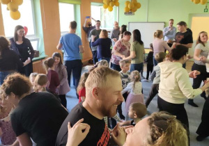 Rodzice i dzieci tańczą w parach