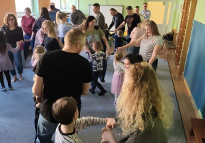 Rodzice i dzieci tańczą w parach