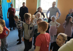 Rodzice i dzieci podczas zabaw integracyjnych