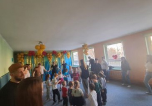 Dzieci z rodzicami podczas zabaw przy muzyce