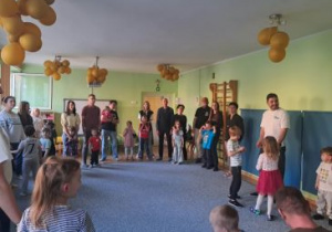 Rodzice z dziećmi podczas zabawy przy muzyce