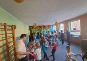 Rodzice z dziećmi podczas zabawy integracyjnej