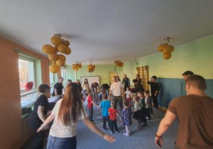 Rodzice i dzieci podczas zabawy integracyjnej