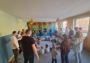 Rodzice i dzieci podczas zabawy przy muzyce