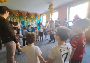 Rodzice i dzieci podczas zabaw integracyjnych