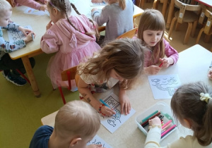 Dzieci kolorują pracę o tematyce ekologicznej.