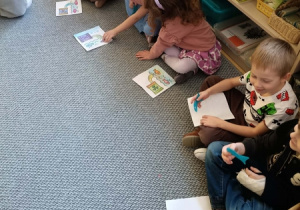 Dzieci prezentują pracę plastyczną: ,,Jak dbać o czystość wody?".