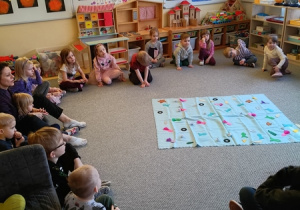 Dzieci siedzą w kręgu i oglądają makietę: ,,Akweny wodne".