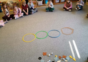 Dzieci przed segregowaniem śmieci.