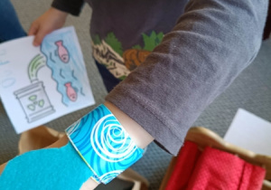 Chłopiec prezentuję prezent od uczennic LO.