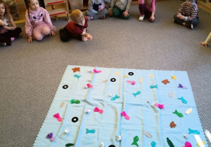 Chłopiec opowiada o wodnej makiecie.