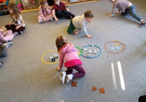 Dzieci segregują odpady.