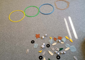 Dzieci przed sortowaniem odpadów.