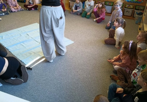 Prowadząca przygotowuje do prezentacji wodną makietę.