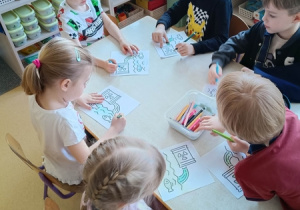 Dzieci kolorują pracę o tematyce ekologicznej.