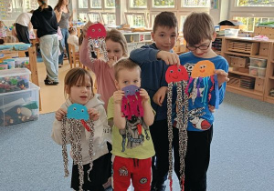 Dzieci trzymają w ręku wykonane przez siebie meduzy