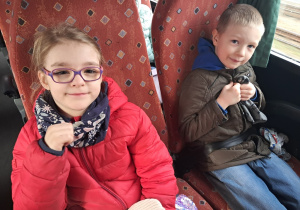 Dzieci podczas drogi do Planetarium