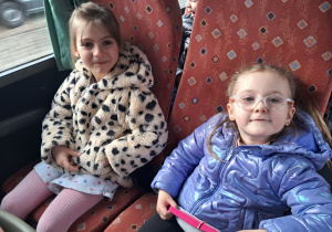 Dzieci w autokarze w czasie wycieczki