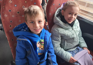 Dzieci podczas wyjazdu do Planetarium