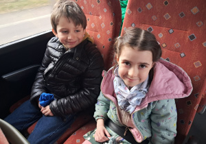 Dzieci podczas drogi do Planetarium